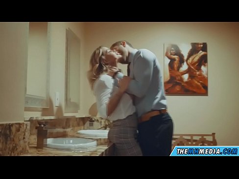 ❤️ Nalika pirang semok seduces sampeyan ing toilet umum ️ Porno vk ing kita ❌️